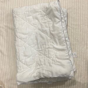 Woolino Luxurious White Quilted Toddler Bed Crib Comforter GUC